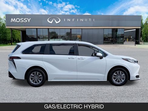 Used 2023 Toyota Sienna LE image 6