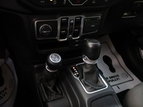 Used 2021 Jeep Gladiator Sport image 40