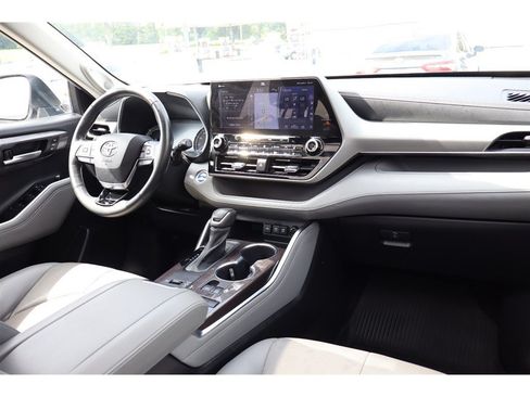 Used 2021 Toyota Highlander Platinum FWD image 35