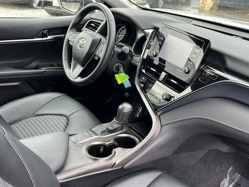 Used 2024 Toyota Camry SE image 12