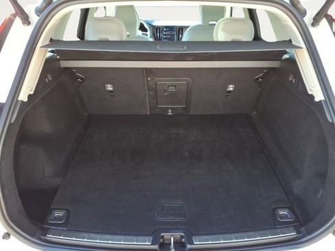 Used 2022 Volvo XC60 B5 Momentum image 30