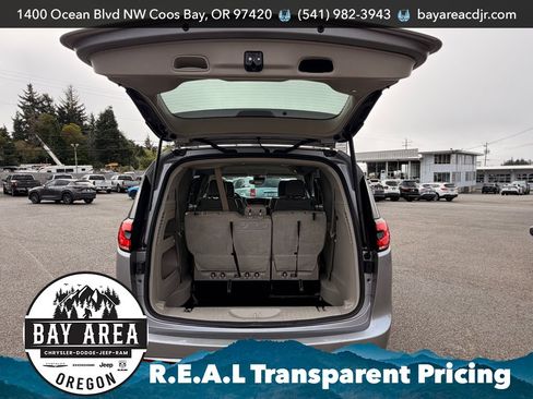 Used 2021 Chrysler Pacifica Touring-L FWD image 7
