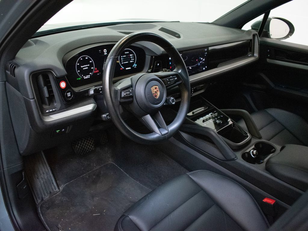 Certified 2024 Porsche Cayenne AWD/4WD image 4