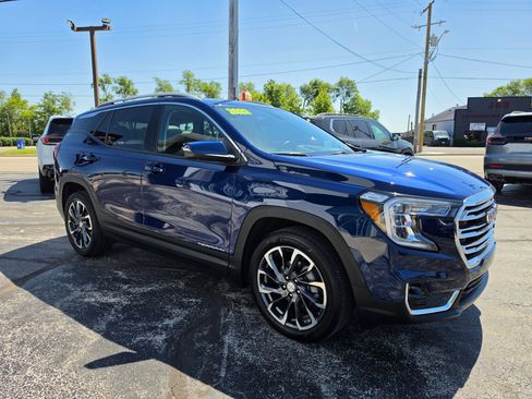 Used 2023 GMC Terrain SLT w/ Tech Package FWD image 3