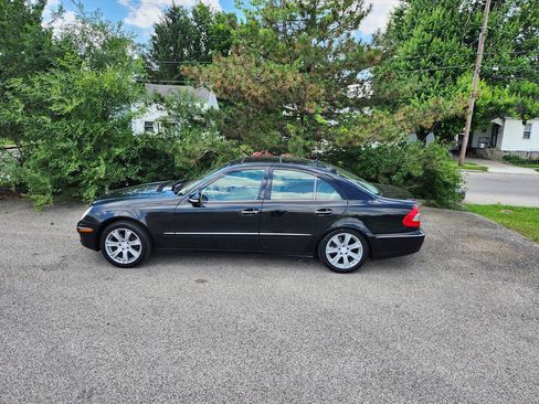 Used 2009 Mercedes-Benz E 350 4MATIC Sedan image 4