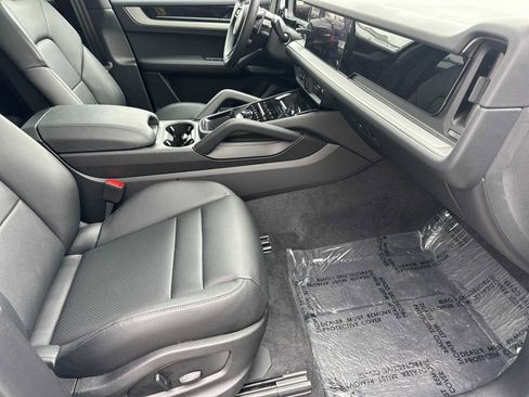 Used 2025 Porsche Cayenne image 16