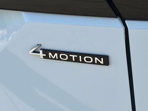 Used 2024 Volkswagen Atlas Peak Edition SE image 9