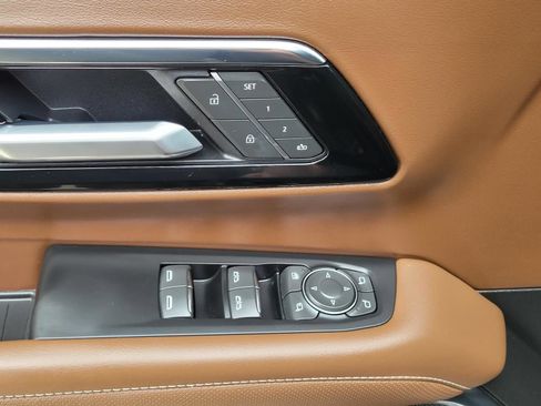 Used 2025 Chevrolet Suburban High Country AWD/4WD image 25