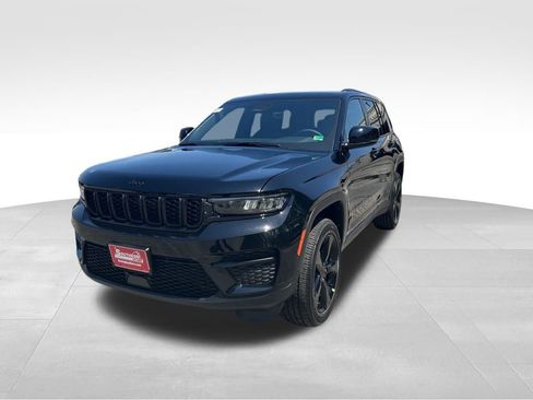 New 2025 Jeep Grand Cherokee Altitude image 2