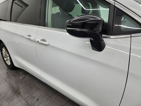 Used 2024 Chrysler Pacifica Touring-L image 23