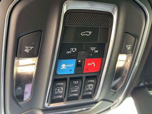 Used 2024 Jeep Grand Cherokee Limited w/ Black Appearance Package AWD/4WD image 31