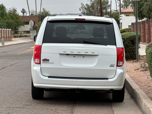 Used 2018 Dodge Grand Caravan SXT image 5
