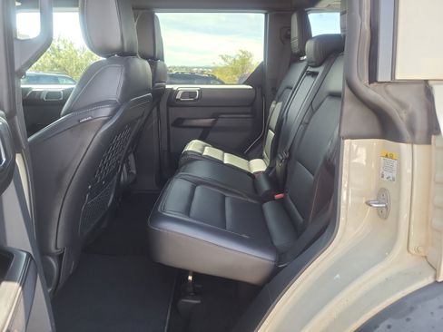 Used 2025 Ford Bronco Badlands image 17