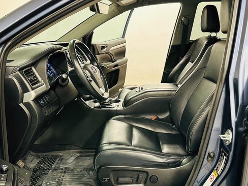 Used 2018 Toyota Highlander XLE w/ Carpet Mat Package (TMS) image 10