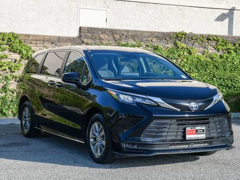 Used 2024 Toyota Sienna LE FWD image 3
