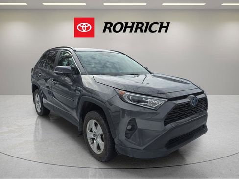 Used 2020 Toyota RAV4 XLE image 2