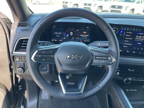 Used 2025 Chevrolet Suburban Z71 image 16