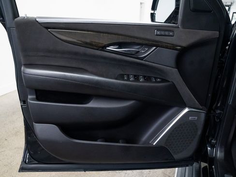 Used 2019 Cadillac Escalade ESV Platinum image 17
