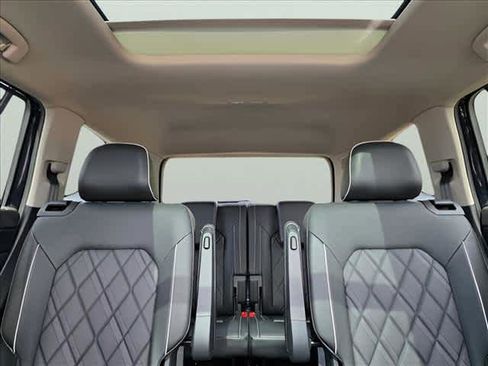 Used 2024 Volkswagen Atlas SEL Premium R-Line image 27