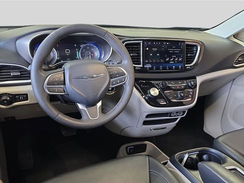Used 2024 Chrysler Pacifica Touring-L image 20