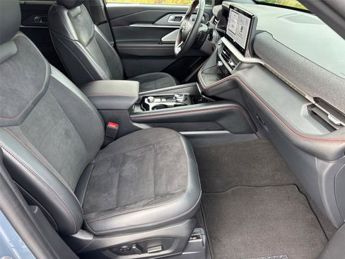 Used 2025 Ford Explorer ST image 17