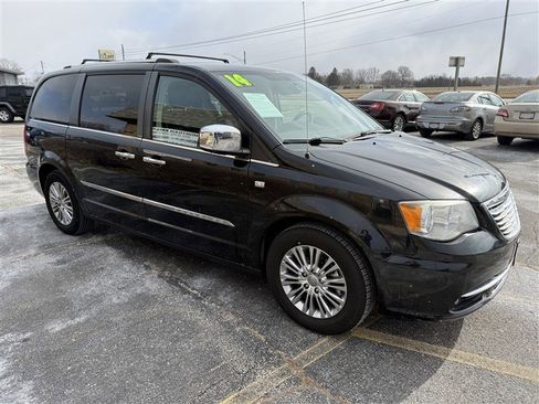 Used 2014 Chrysler Town & Country Touring-L image 3