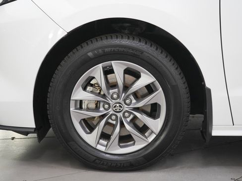 Used 2022 Toyota Sienna LE FWD image 28