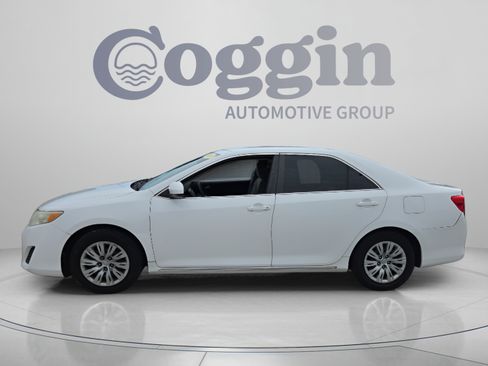 Used 2014 Toyota Camry LE FWD image 2