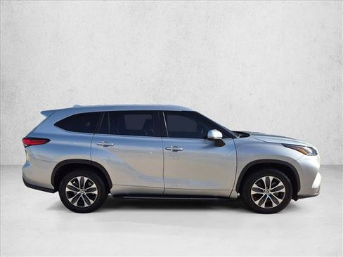 Used 2023 Toyota Highlander XLE FWD image 4