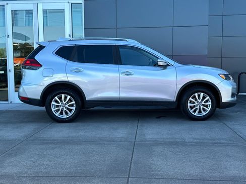 Used 2017 Nissan Rogue SV AWD/4WD image 2