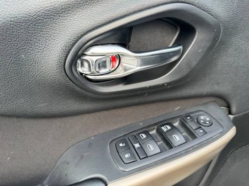 Used 2017 Jeep Cherokee Sport FWD image 23