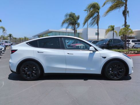 Used 2022 Tesla Model Y Long Range AWD/4WD image 11