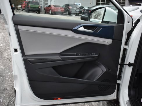 Used 2024 Volkswagen Taos SE image 12