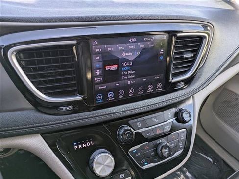 Used 2019 Chrysler Pacifica Limited FWD image 12
