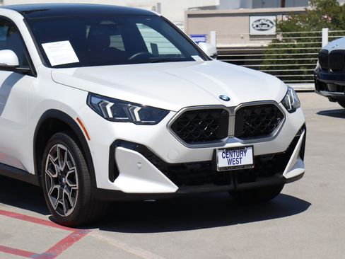 Used 2025 BMW X2 xDrive28i w/ Premium Package image 2