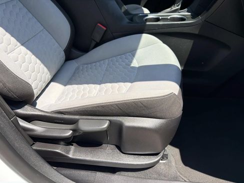 Used 2019 Chevrolet Equinox LS FWD image 15