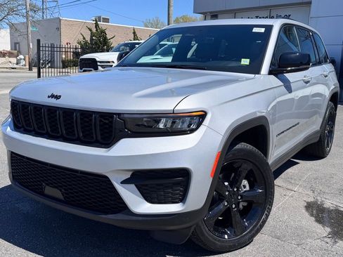Used 2025 Jeep Grand Cherokee Altitude AWD/4WD image 3