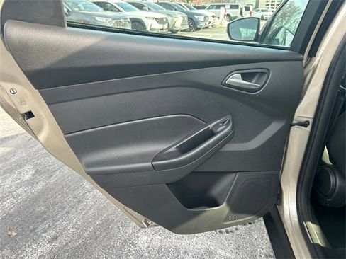 Used 2018 Ford Focus SE w/ SE Appearance Package image 21