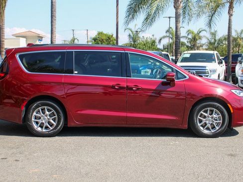 Used 2021 Chrysler Pacifica Touring w/ Uconnect Theater Family Group image 12