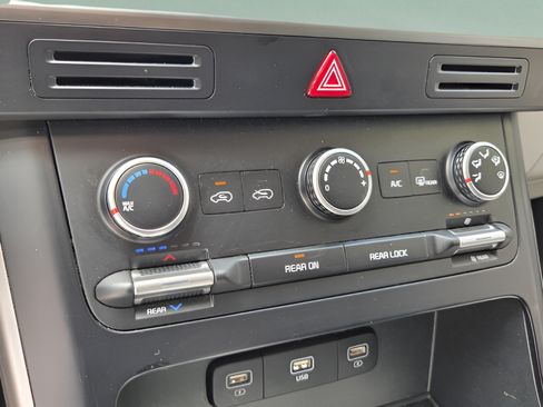 Used 2023 Kia Carnival LX FWD image 20