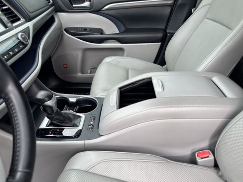 Used 2019 Toyota Highlander Limited FWD image 24