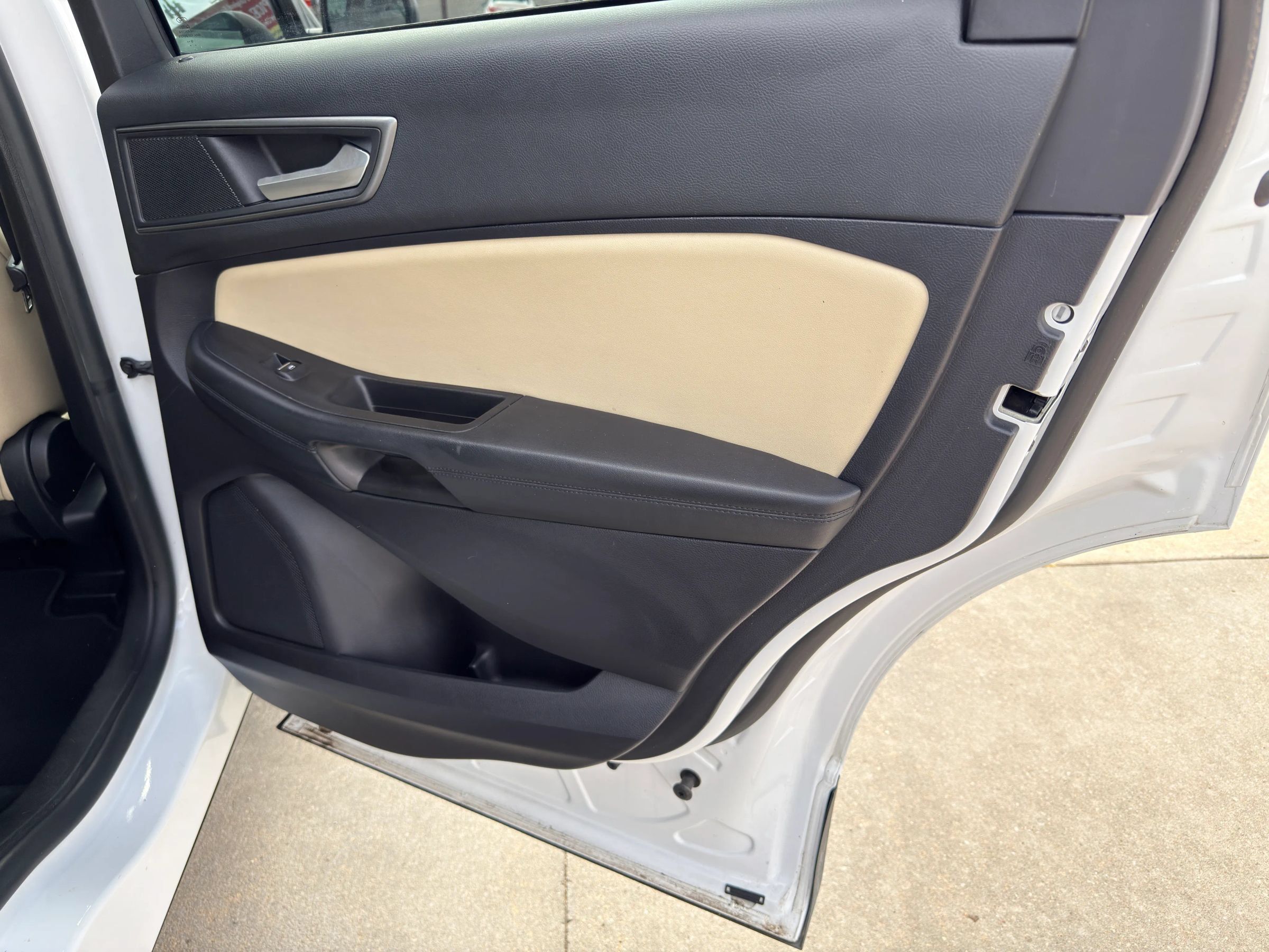 Used 2020 Ford Edge SE FWD image 27