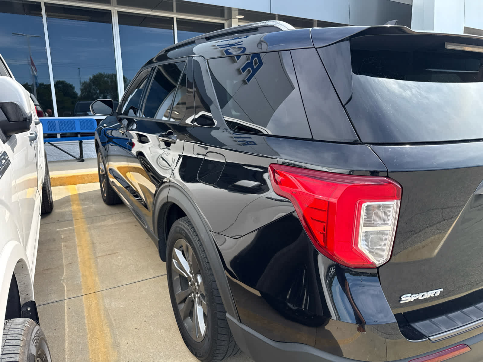 Used 2021 Ford Explorer XLT w/ XLT Sport Appearance Package AWD/4WD image 6