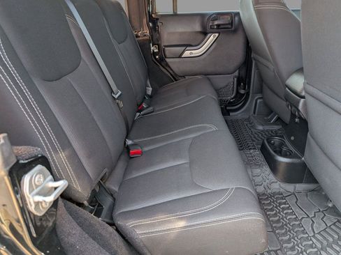 Used 2015 Jeep Wrangler Unlimited Sahara w/ Connectivity Group AWD/4WD image 35