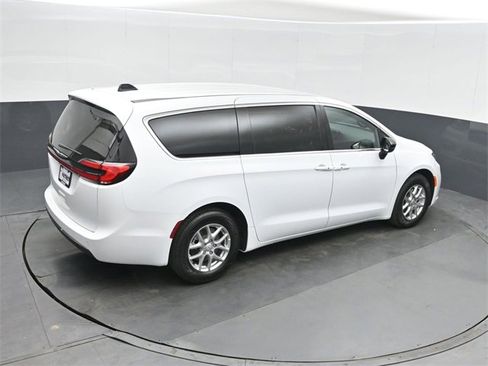 New 2026 Chrysler Pacifica Select image 30