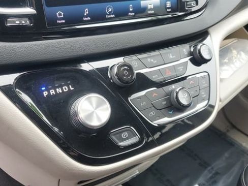 Certified 2024 Chrysler Pacifica Touring-L image 17