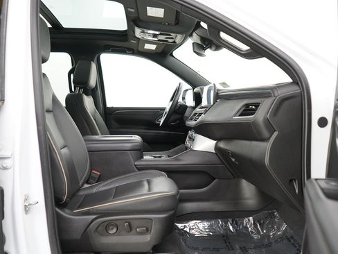 Used 2024 GMC Yukon XL SLT w/ SLT Luxury Package AWD/4WD image 11