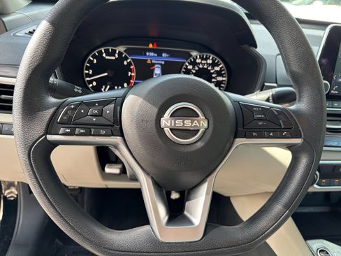 Used 2025 Nissan Altima 2.5 SV FWD image 51