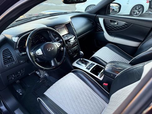 Used 2017 INFINITI QX70 AWD w/ Limited Package image 11