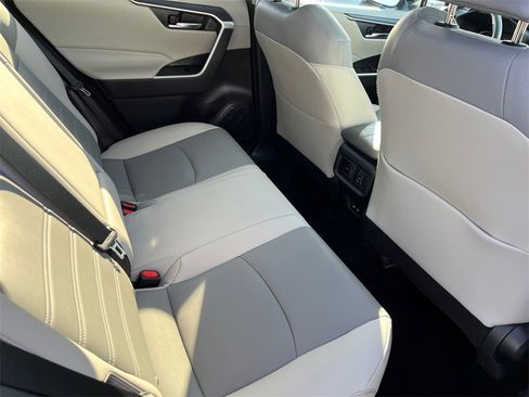 Used 2021 Toyota RAV4 XLE Premium image 17